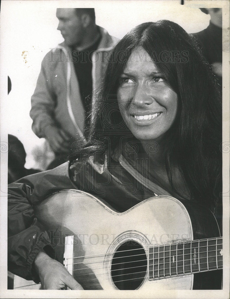 1970 Press Photo Buffy Sainte-Mairevin &quot;Mating Dance for Tender Grass&quot; - Historic Images