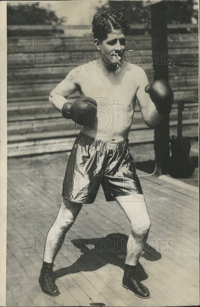 1942 Press Photo Singer, Rudy Vallee in boxing ring - Historic Images