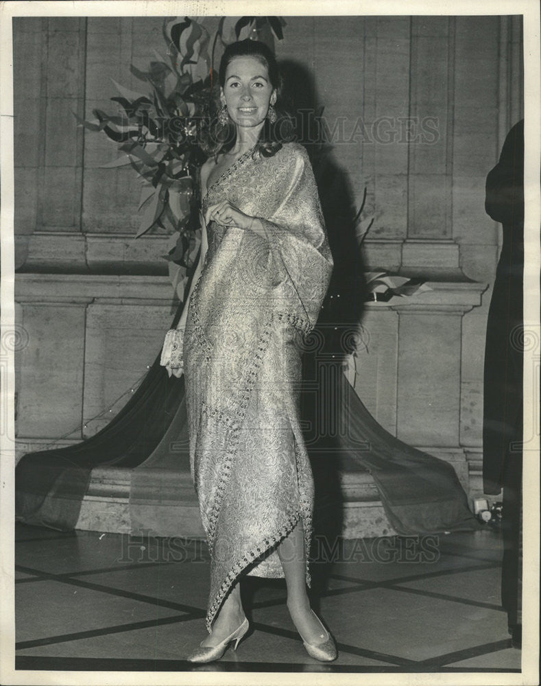 1965 Press Photo Mrs. Alfred Gwynne Vanderbilt at the Conrad Hilton Hotel - Historic Images