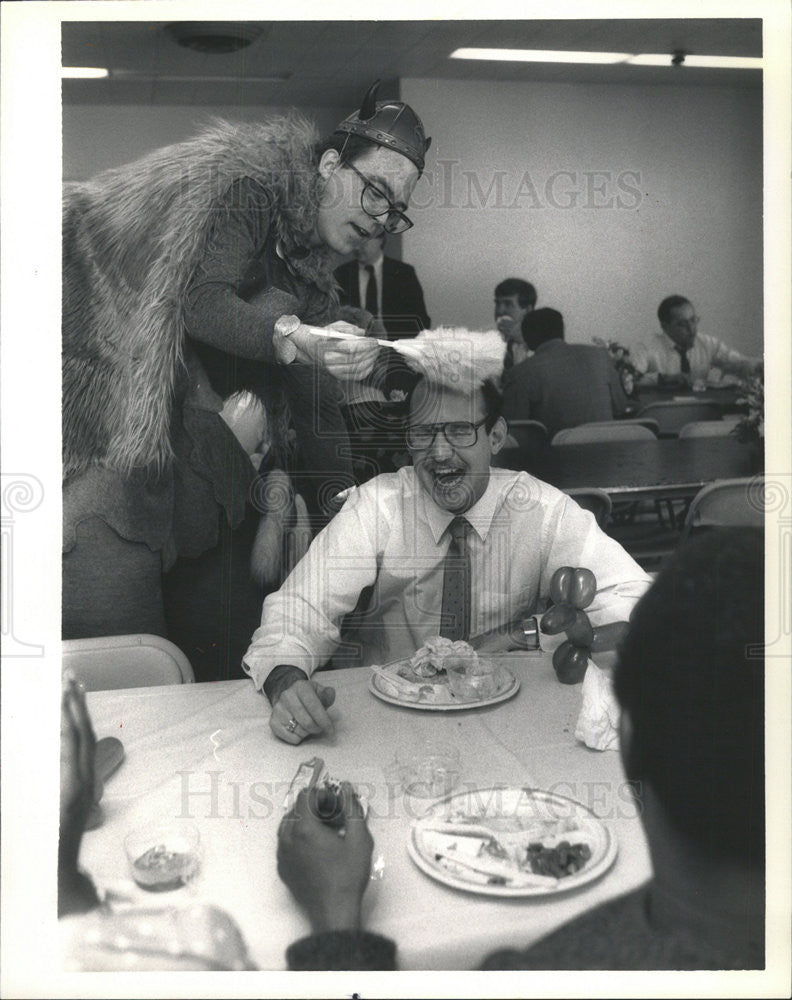 1988 Press Photo Entertainer Craig Sjogrem Jokes With Marty Schlossenberg - Historic Images