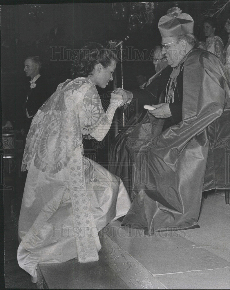 1966 Press Photo Debutante Mary Ellen Palmer kisses hand of Archbishop John - Historic Images