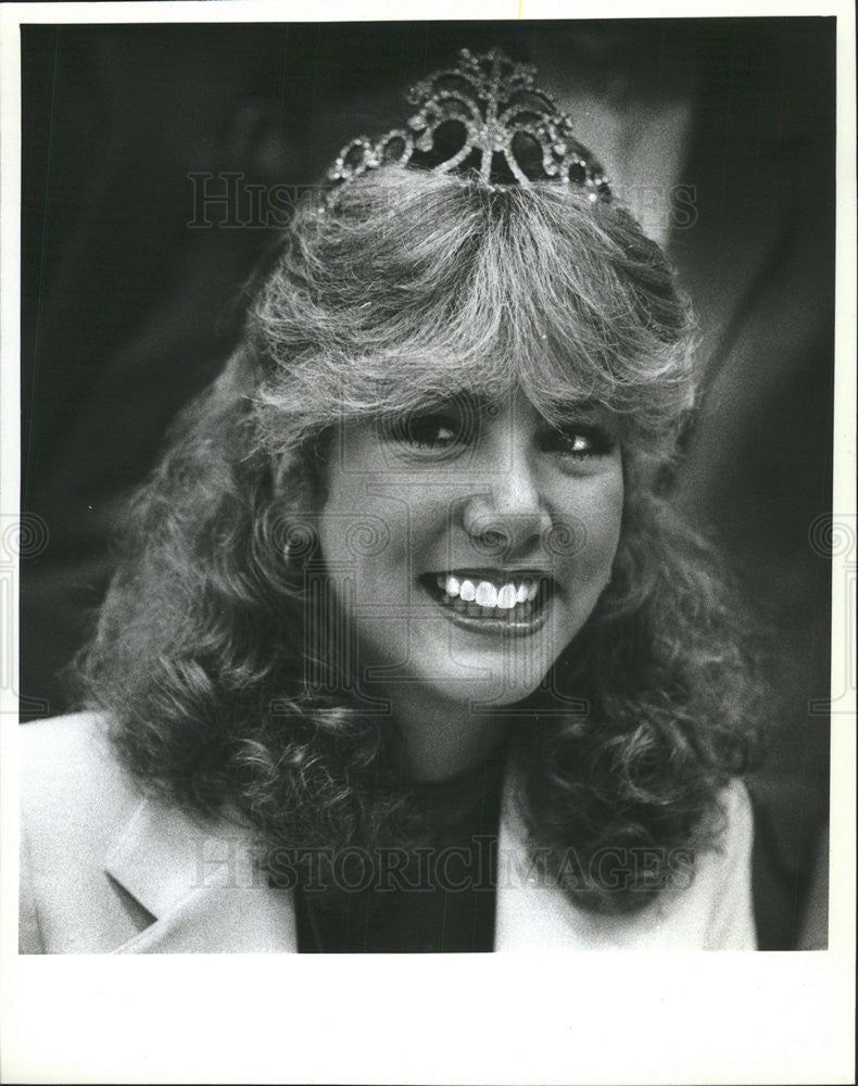 Press Photo Susan Willardo crowned Columbus Day queen - Historic Images