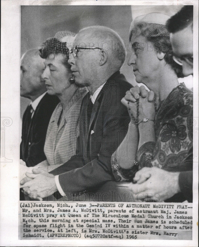 1965 Press Photo Mr. & Mrs. James McDivitt & Mrs. Harry Schmidt Pray - Historic Images