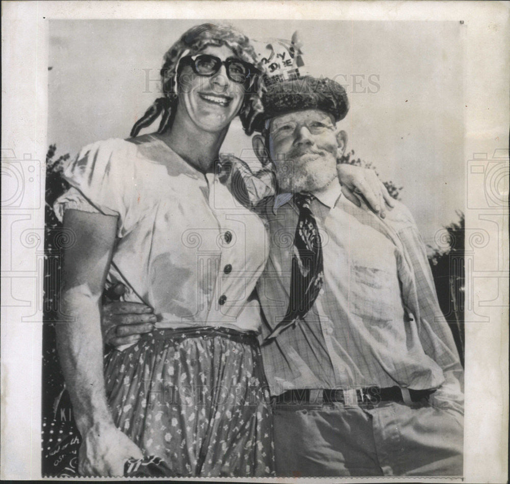 1955 Press Photo Scotty McDougal and Earl Tillson at the 55th Annual Hobo Day - Historic Images