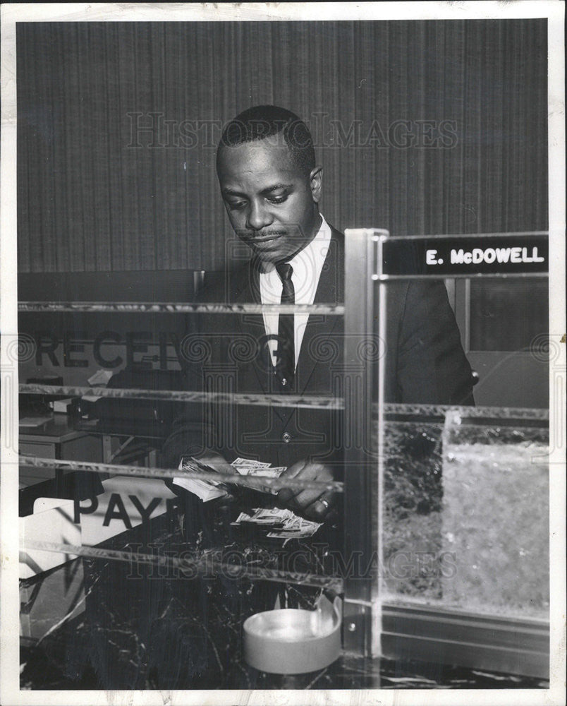 1966 Press Photo Edward McDowell,teller First Natl Bank of Chicago - Historic Images