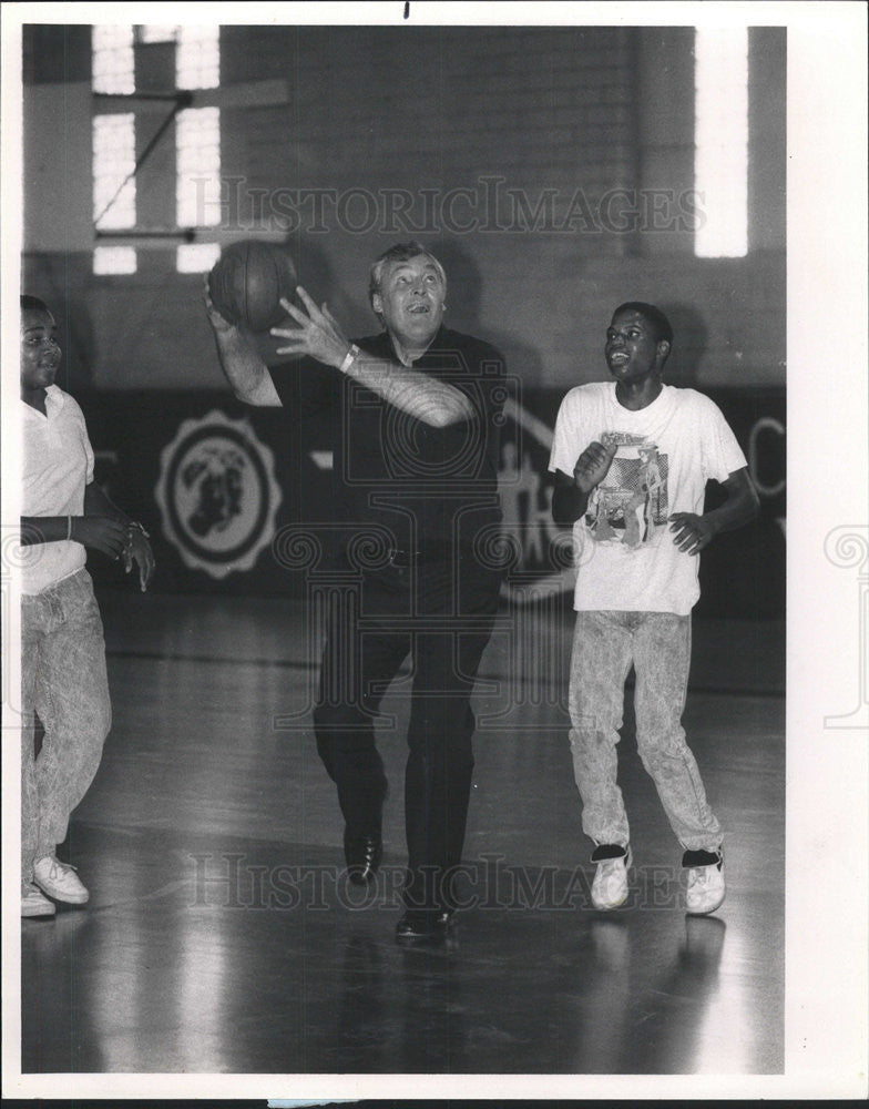 1988 Press Photo Father John Smyth shooting baskets with kids from Maryville - Historic Images