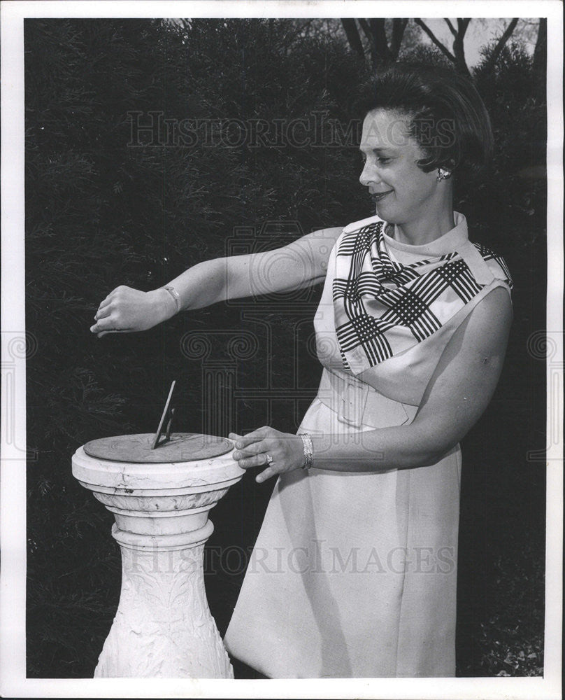 1969 Press Photo Mrs. George Smith II with sun dial - Historic Images