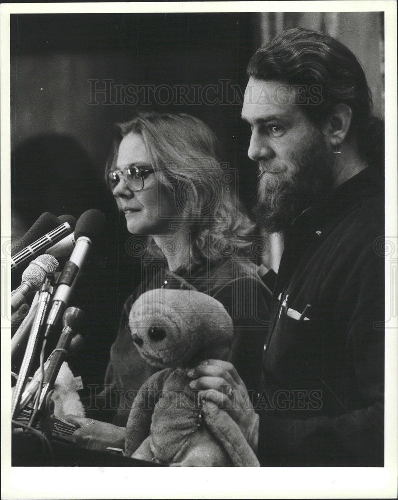 1984 Press Photo Terrence &amp; Kathy Tontlewics parents of Jimmy who was rescued - Historic Images