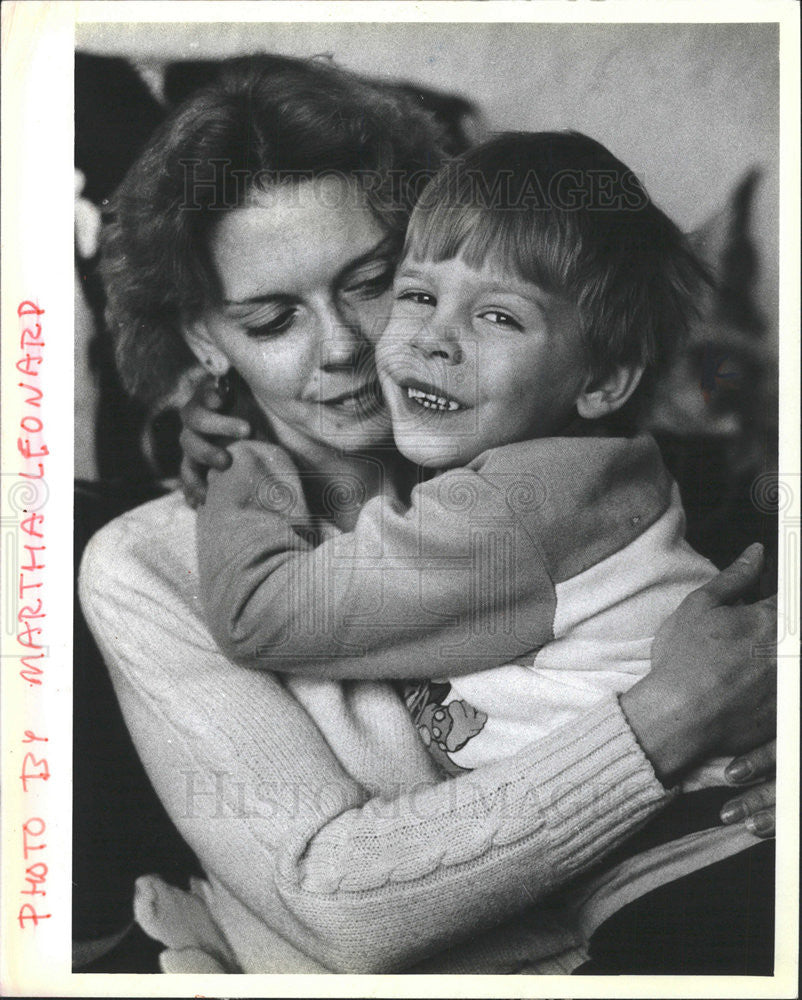 1985 Press Photo Jimmy  Tontlewics with his mom Kathy after rescue from Lake - Historic Images