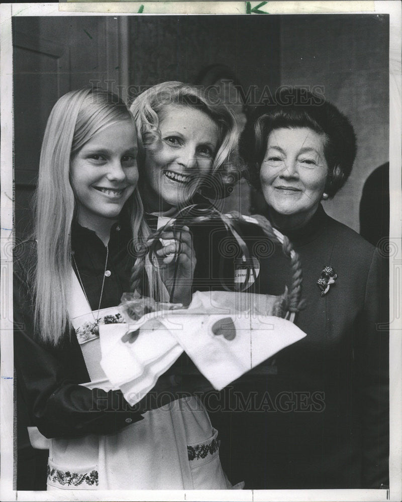 1969 Press Photo Marilyn and Mrs Arnold Newberger with a basket of lollipops - Historic Images