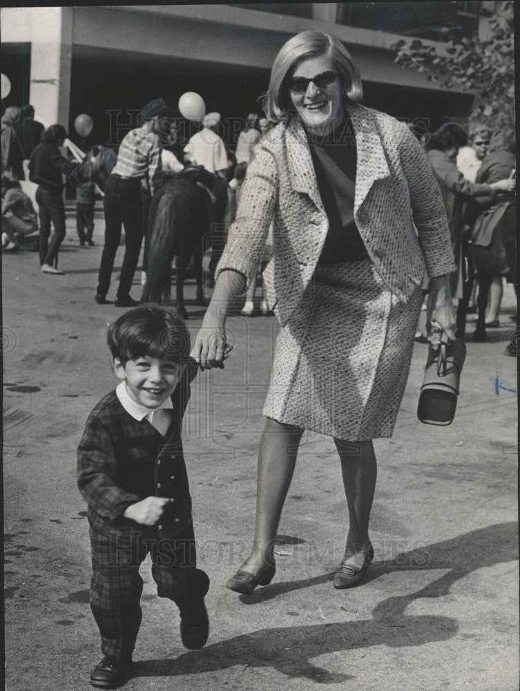 1965 Press Photo Scott Newberger with his mom at the annual Country fair school - Historic Images