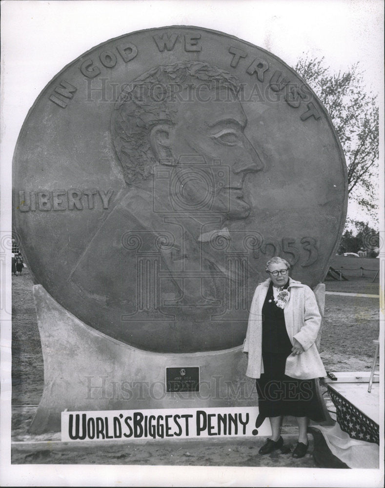 1954 Press Photo DR. KATE P. NEWCOMB  GENERAL PRACTITIONER &quot;PENNY&quot; MONUMENT - Historic Images