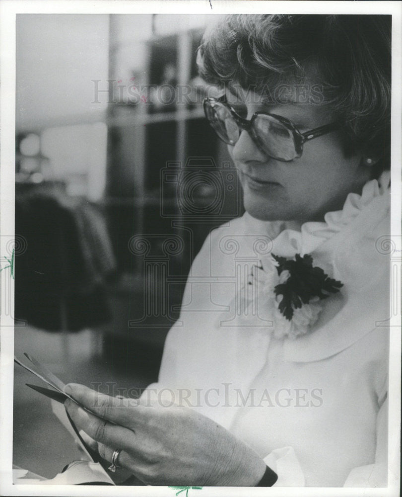 1982 Press Photo Sally Newcomb, artist - Historic Images