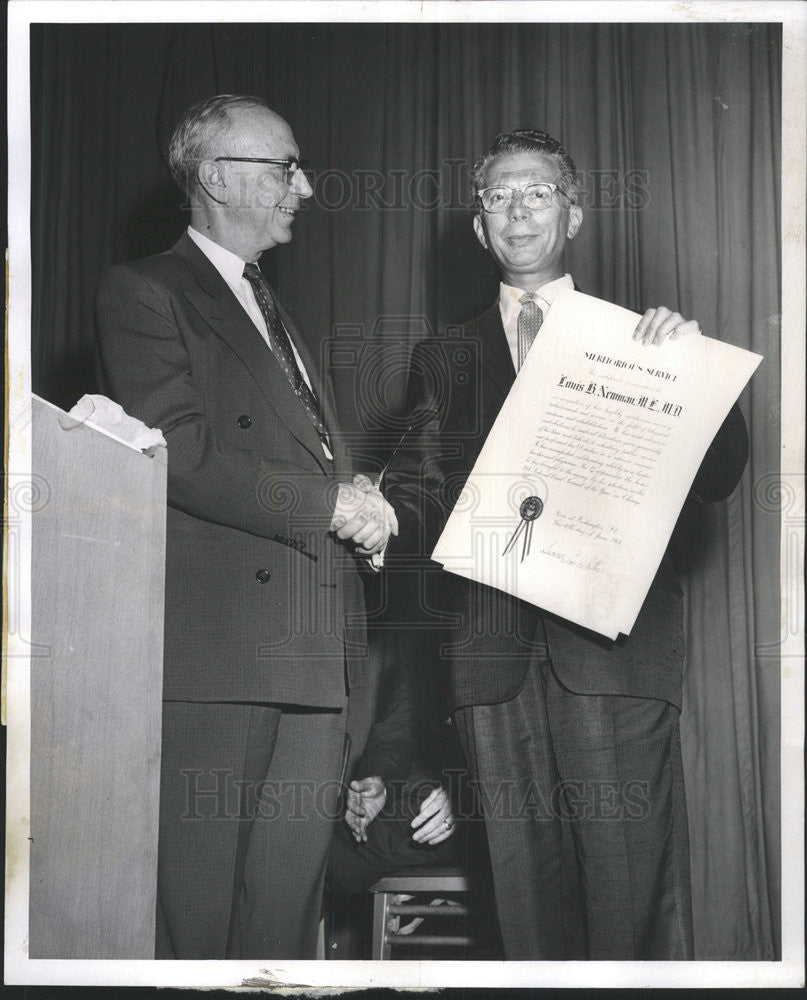 1958 Press Photo Dr. Louis Newman receives the Meritous Award - Historic Images