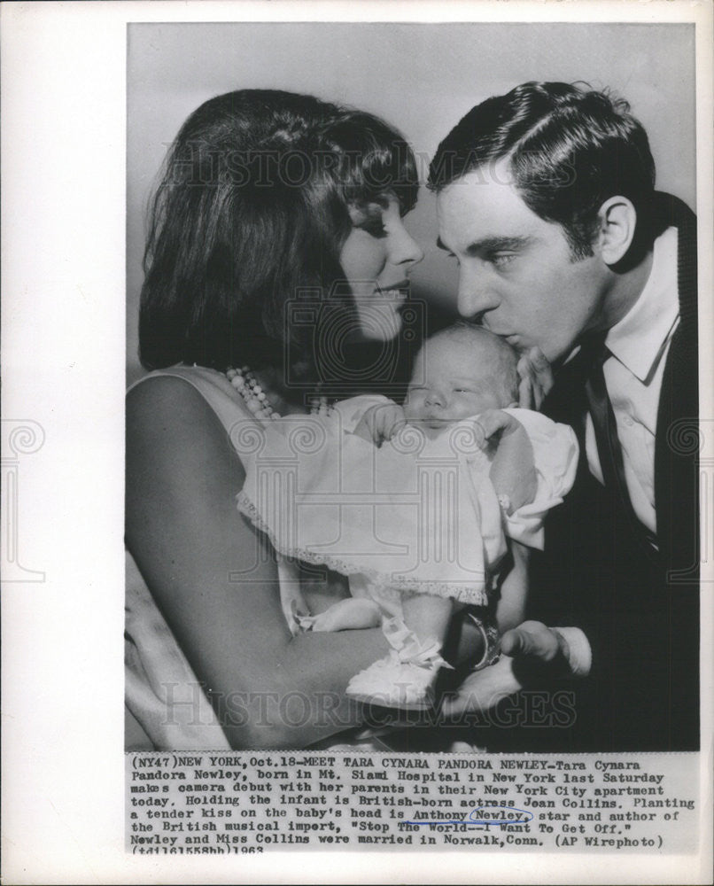 1963 Press Photo Anthony Newley and wife Jean Collins holding daughter Cynara - Historic Images