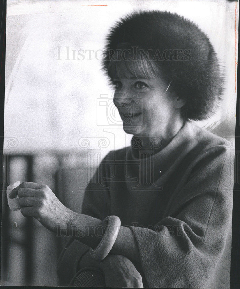 1967 Press Photo Mrs. Arnold Newman wearing a fur hat in a luncheon meeting - Historic Images