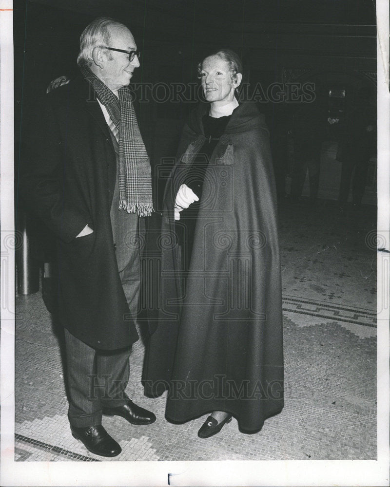 1971 Press Photo Mr. and Mrs. Arnold Newburger at the Auditorium theater - Historic Images