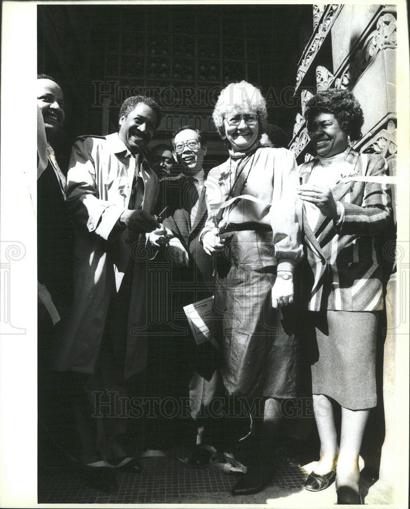 1988 Press Photo Mayor Sawyer helps at Sunday Dedication Ceremony at Guyon Tower - Historic Images