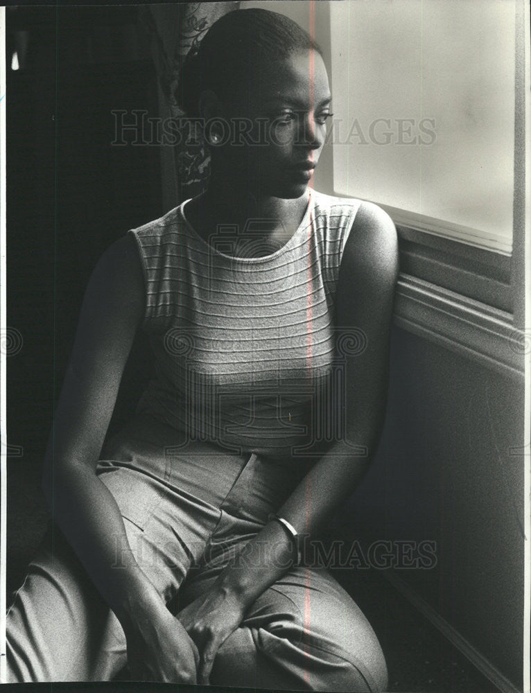 1984 Press Photo Ruth in a Rear Moment of Intersection Back Home in her Apt - Historic Images