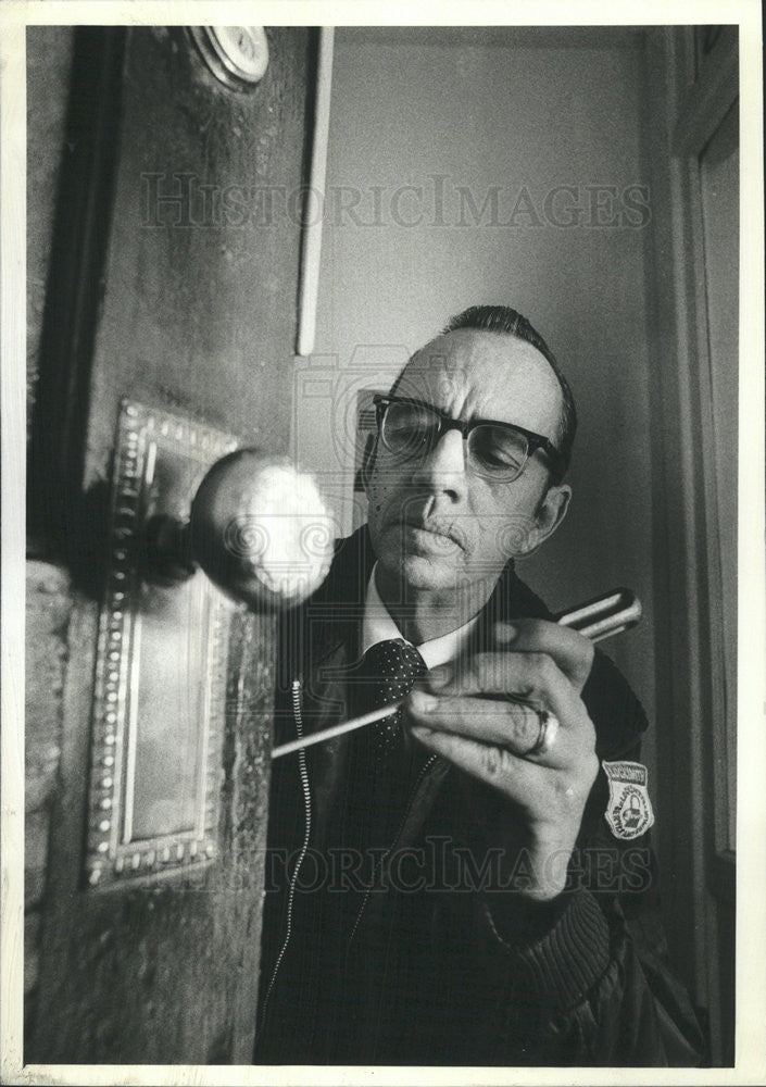 1981 Press Photo LES TEMPLE LOCKSMITH - Historic Images