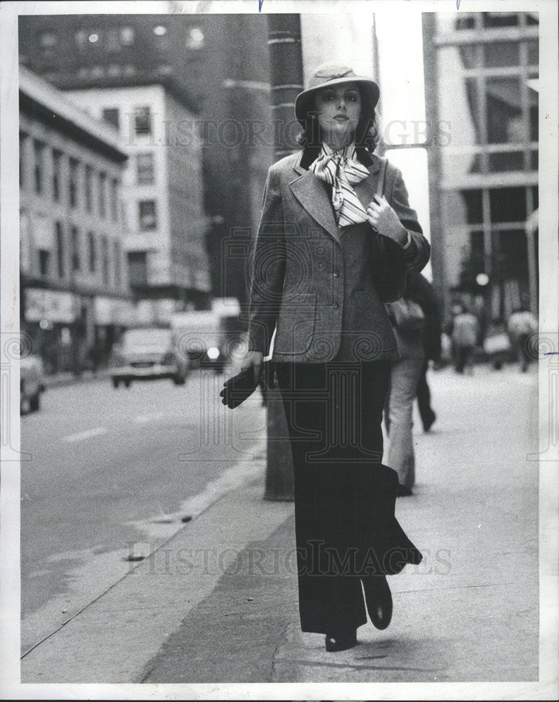 1975 Press Photo CYNTHIA NEWHOUSE MODEL SUIT - Historic Images