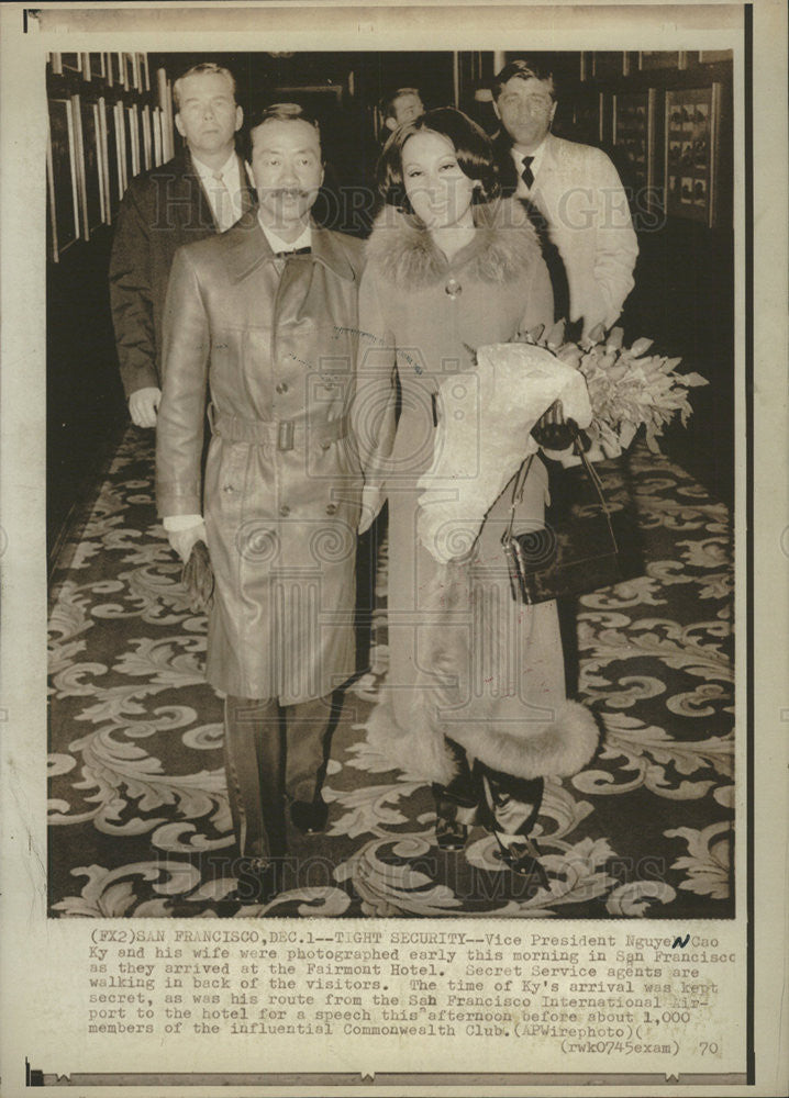 1970 Press Photo Vice President Nguye Cao Ky and His Wife Were Photographed - Historic Images