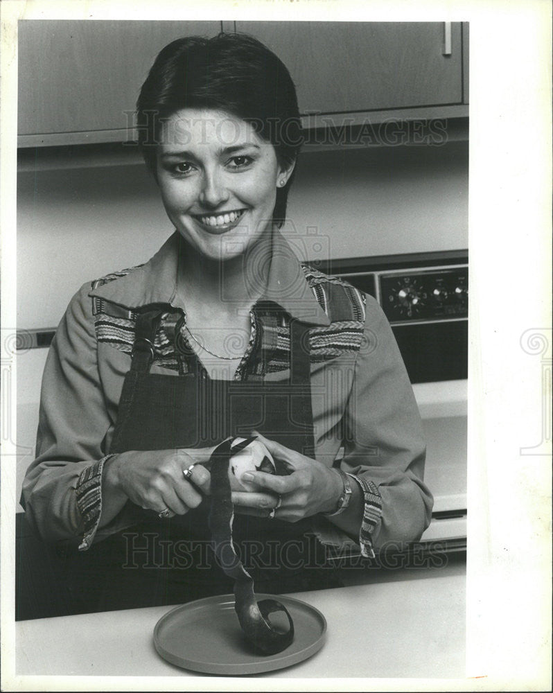 1982 Press Photo Sharon Sanders Author Cook Book Slim Snacks - Historic Images