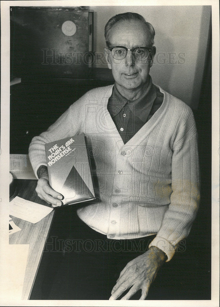 1980 Press Photo Howard Teeple Director of the Heligion Ethics Institute sorts - Historic Images