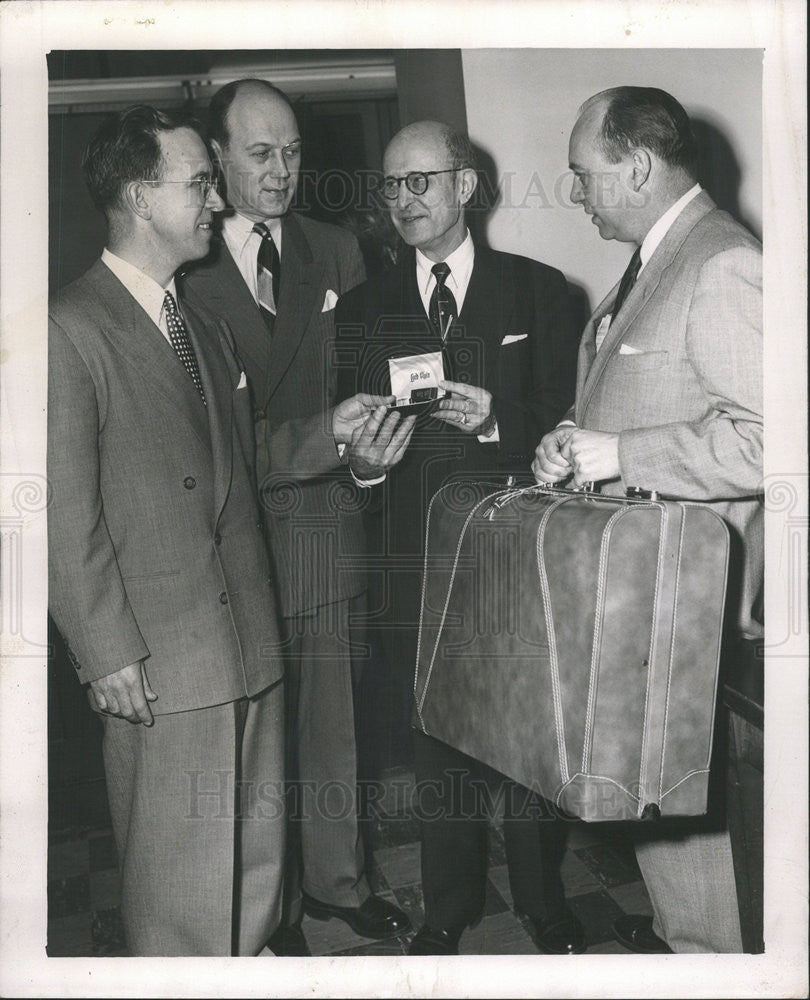 1954 Press Photo CARL SANDERSON DAILY NEWS COMPTROLLER - Historic Images