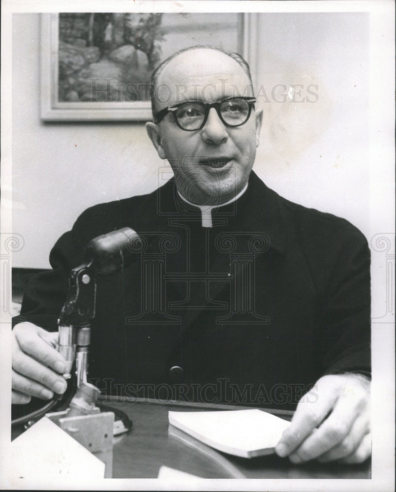 1962 Press Photo Rev. Thomas McDonough speaks on public aid - Historic Images