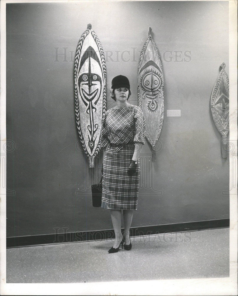 1961 Press Photo Mrs John F. Reynolds at art exibit - Historic Images