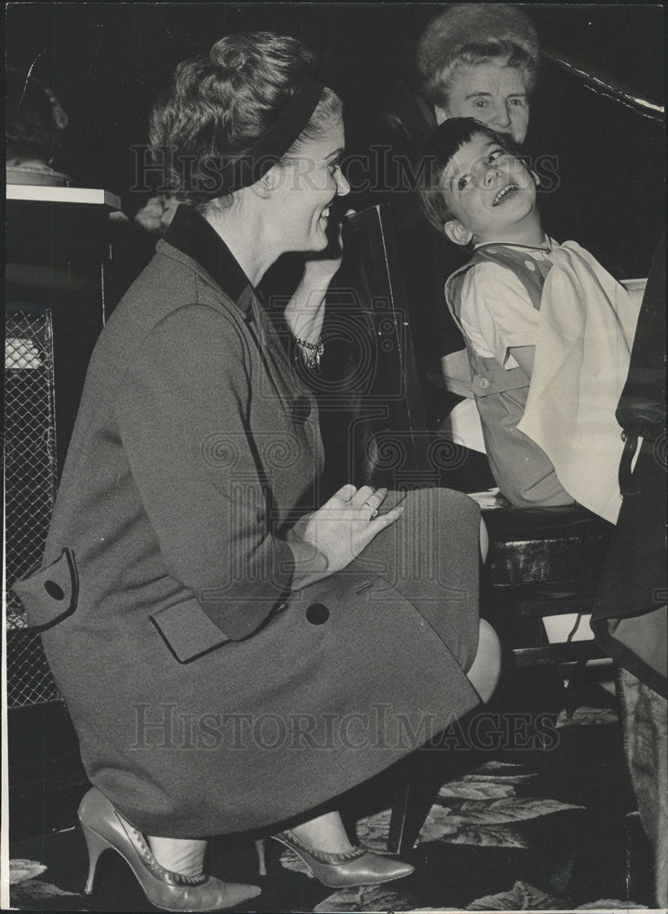 1965 Press Photo Mrs Charles Regan with Kyle Casey at Xmas party - Historic Images