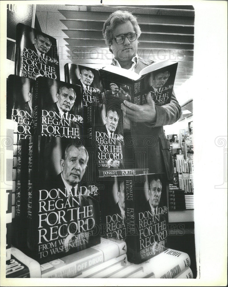 1988 Press Photo Don Smith checks out Don Regan book&quot;For the Record&quot; - Historic Images