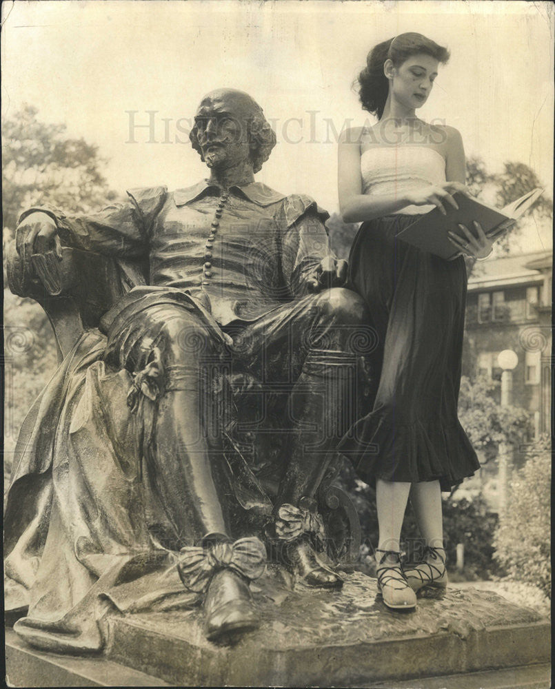 1953 Press Photo SHAKESPEARE STATUE THEONI A. VACHLIOKI - Historic Images