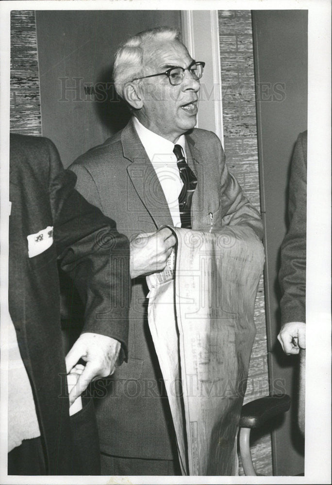 1957 Press Photo Otis Rogers,chief engineer dept streets - Historic Images