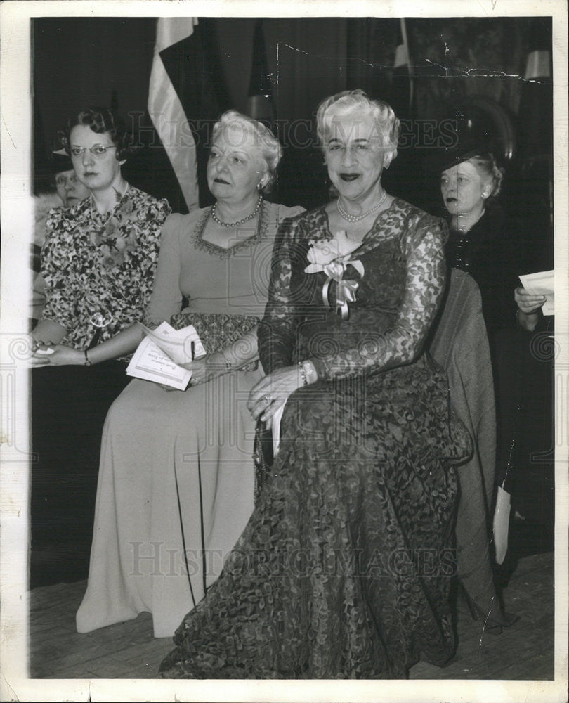 1942 Press Photo Mrs F. Charamar sits with Ruth Rhode - Historic Images