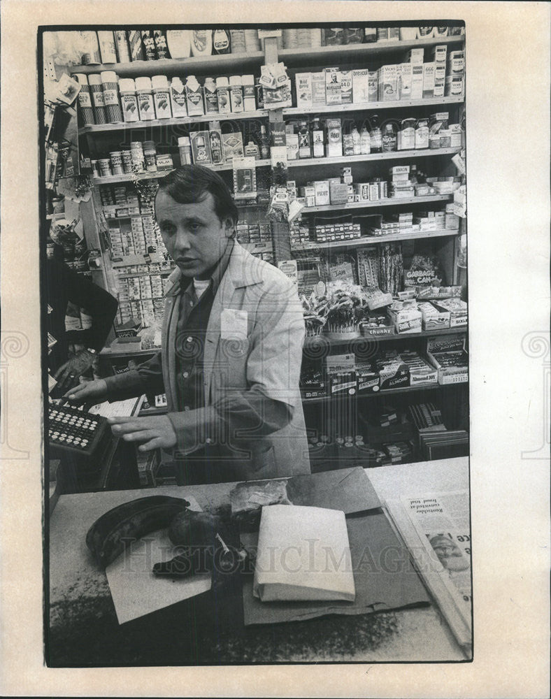 1975 Press Photo Heriberto Rodriguez killed robber in his shop - Historic Images