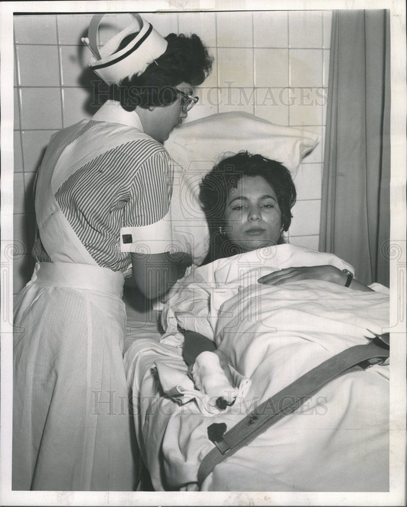 1962 Press Photo Student Nurse Diane Dieschke attends Mrs. Carmen Rodrigue - Historic Images