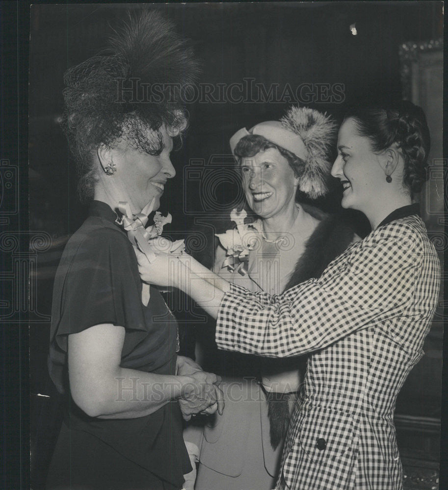 1948 Press Photo Orchids to Mme. Artur Rodzinsk Mrs. Gerald McDonald Mrs BJ Mix - Historic Images