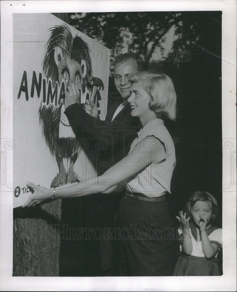 1954 Press Photo Susan Pettibone 3 &amp; parents Childrens Fair - Historic Images