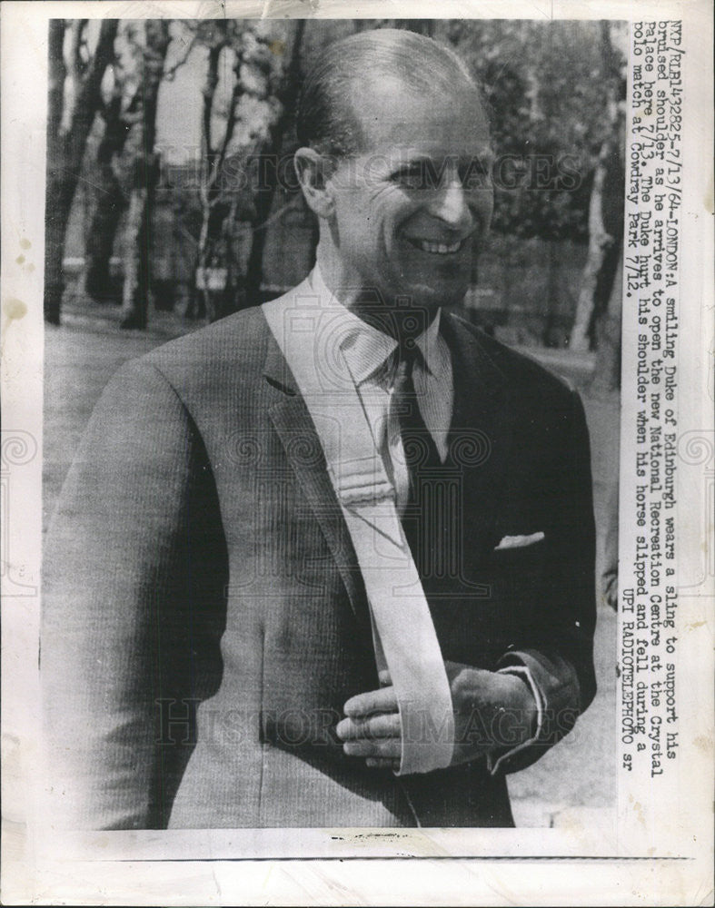 1964 Press Photo Smiling Duke of Edinburgh Support his Bruised Shoulder - Historic Images