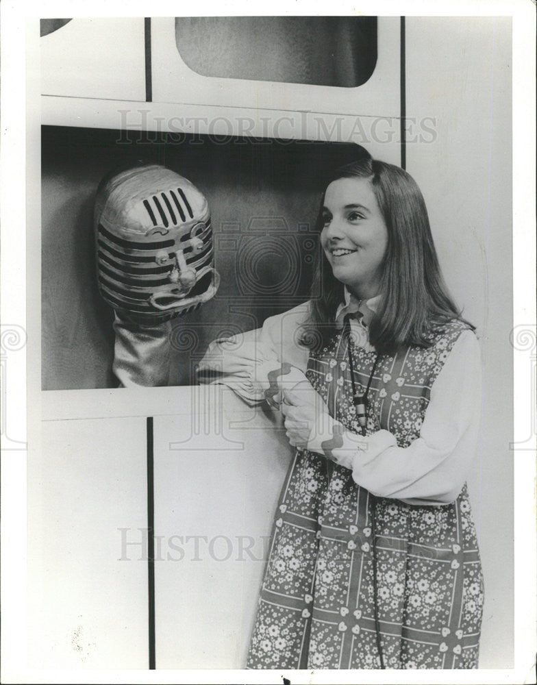 1972 Press Photo Joan Sandler Susie Streetnote Program&#39;s Hostess - Historic Images