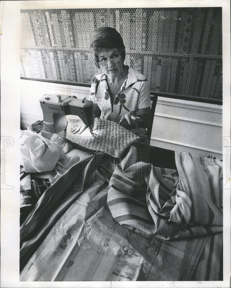 1971 Press Photo MARGE REDMOND DRESSMAKING SALON - Historic Images