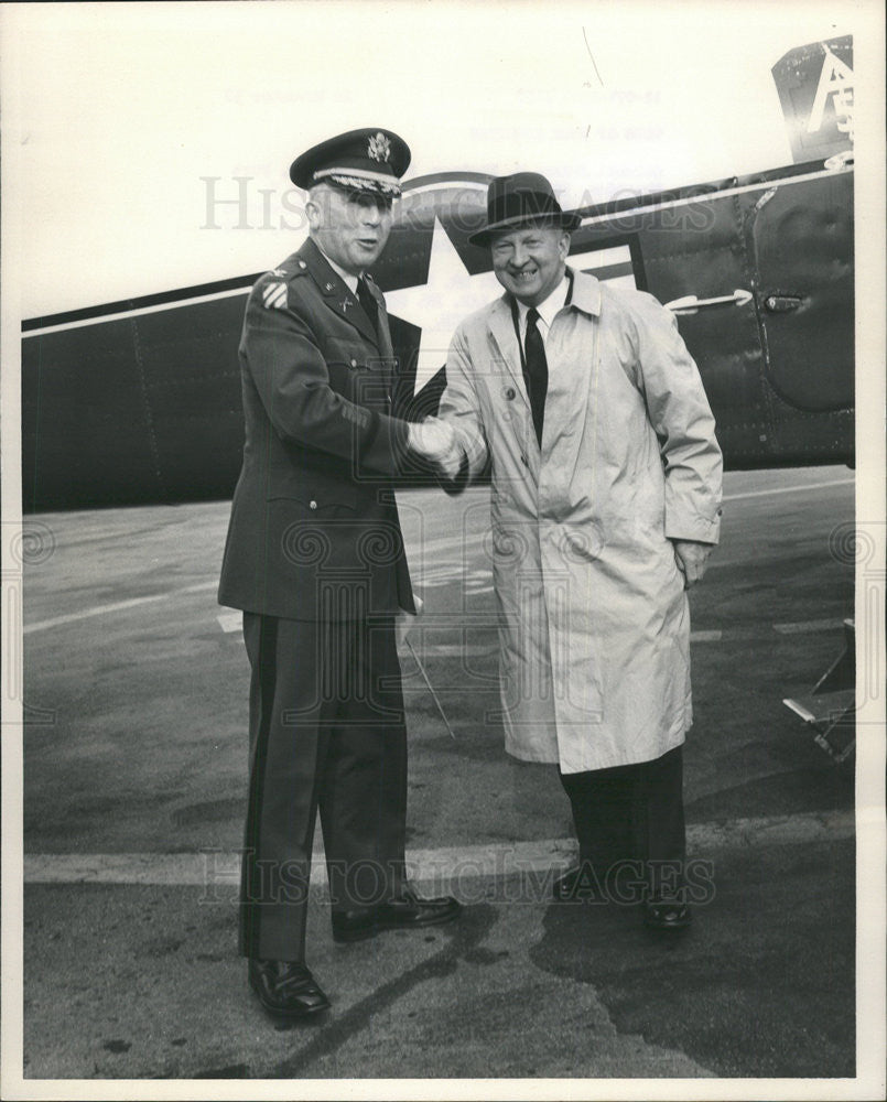 1958 Press Photo Colonel Julian B. Lindsey Post Commander greeted Mr. George - Historic Images