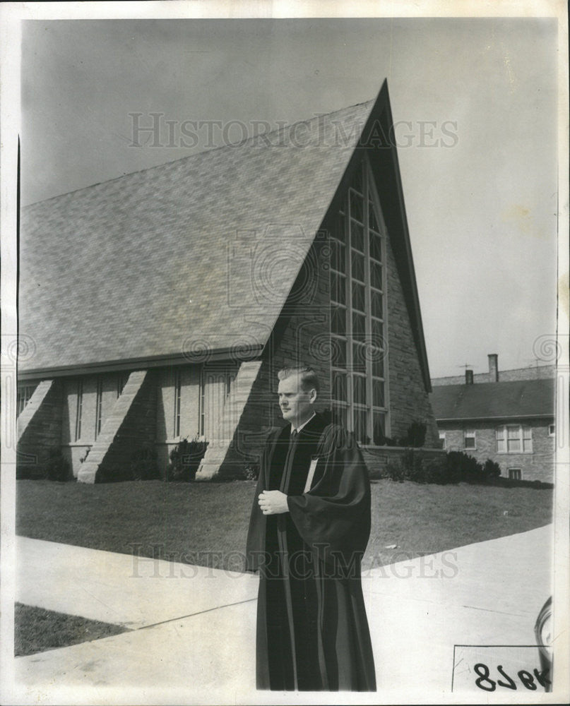 1957 Press Photo Rev Theodare Rodd outside his modern Clearing Methodist Church - Historic Images