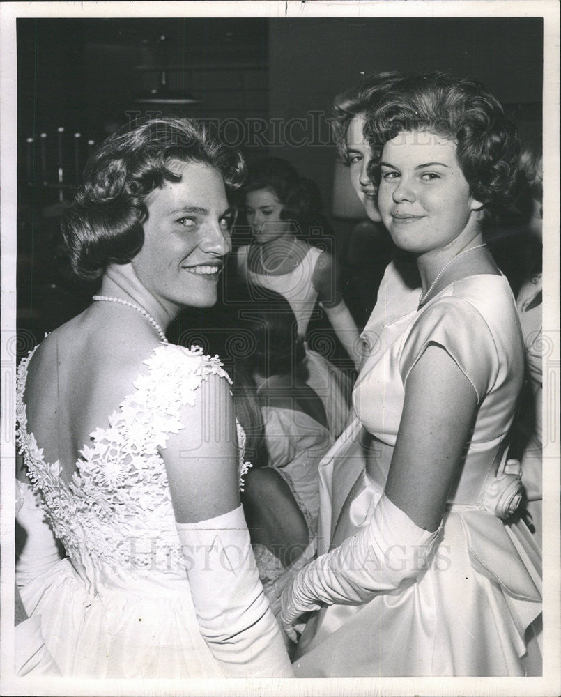 1962 Press Photo Ellen Roberson Patricia Lynch Annual Stritch School Dinner - Historic Images