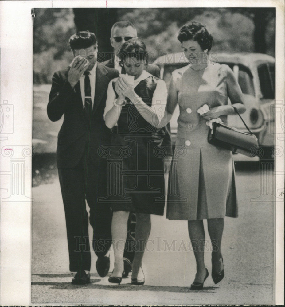 1964 Press Photo Mrs. Yvonne Robbins and her Husband Joseph - Historic Images