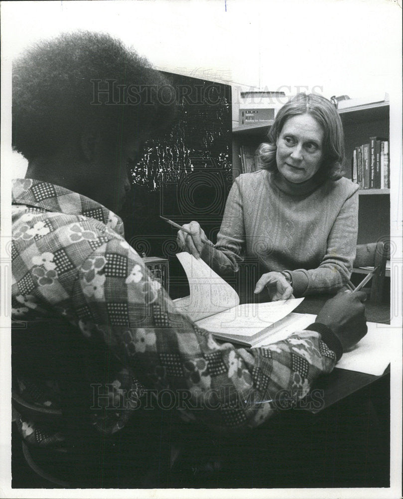 1975 Press Photo Ruth H. Robbins,reading servive director and student - Historic Images