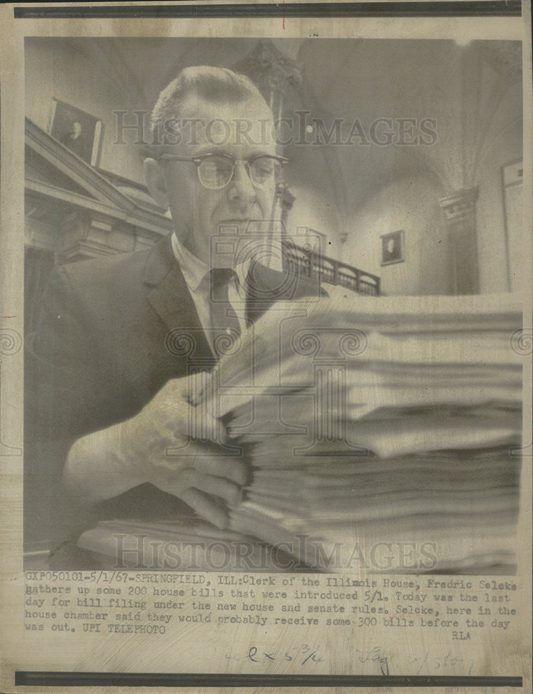 1967 Press Photo Clerk of Illinois House Fredric seleke - Historic Images