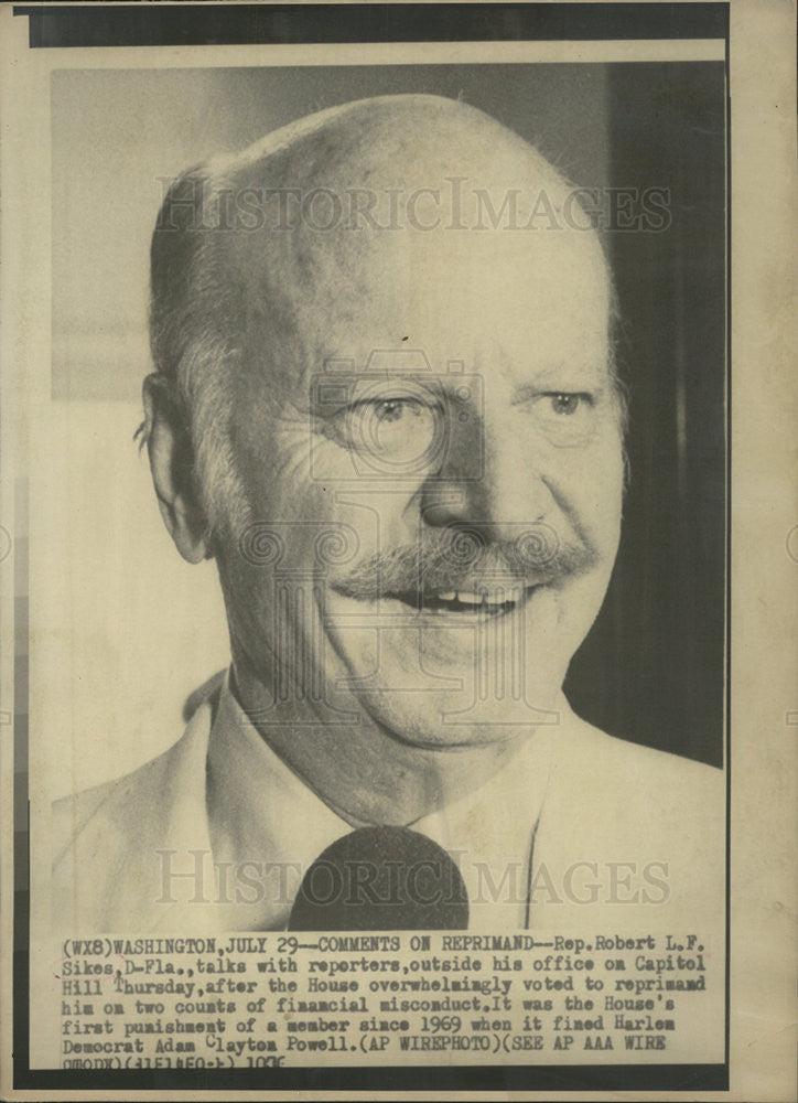 1976 Press Photo Rep. Robert L.F. Sikes Talks with Reporters - Historic Images